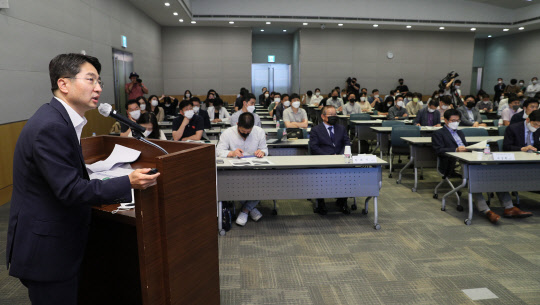 8일 서울 여의도 전경련회관에서 열린 '임금피크제 대법 판결 쟁점과 대응방안 세미나'에서 김도형 법무법인 율촌 변호사가 관련 법원 판결의 쟁점을 주제로 발표하고 있다. 전경련 제공